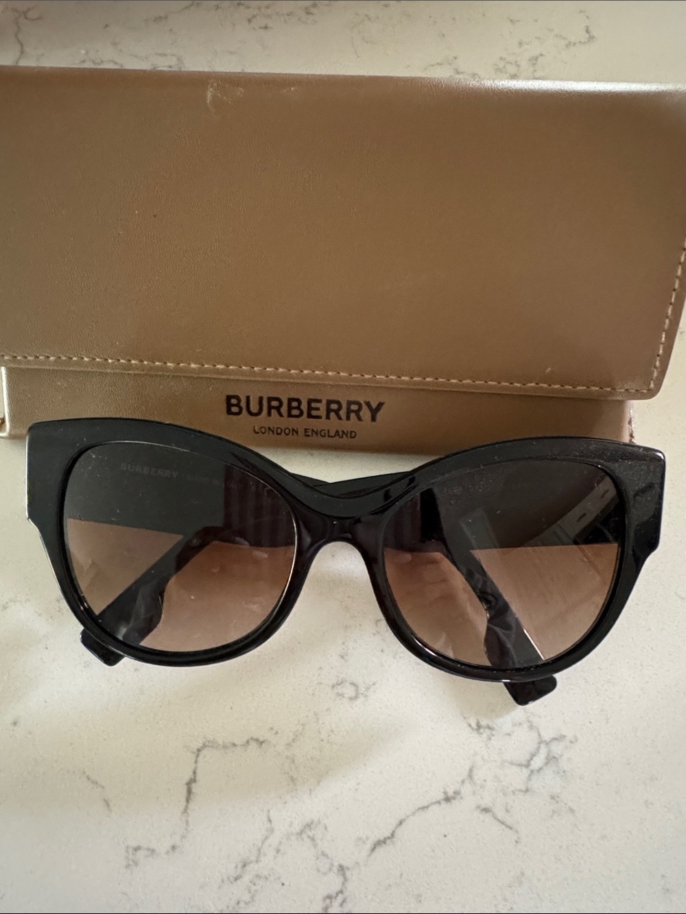 Burberry Black Cat-Eye Sunglasses with Brown Gradient Lenses and Beige Case